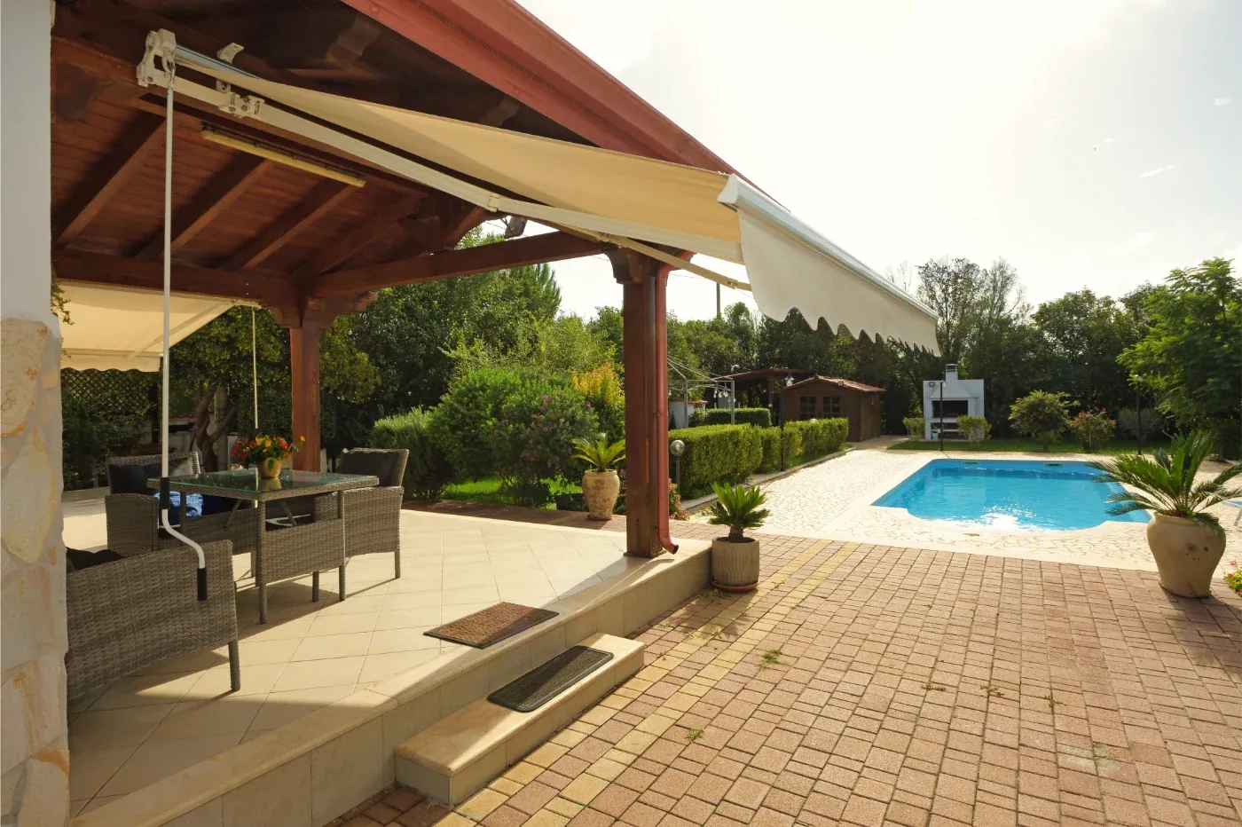 La veranda con vista sulla piscina